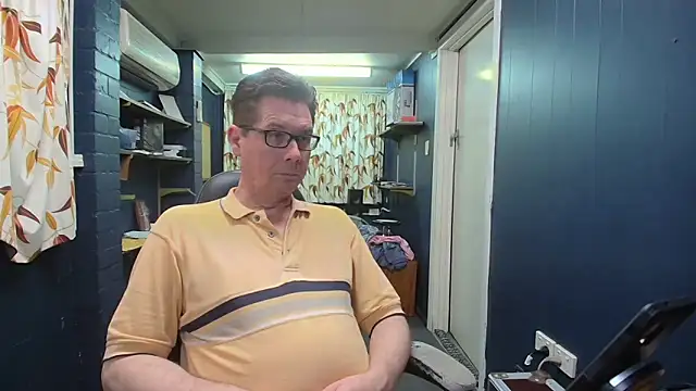 Snapshot of tilobinder chatting on 10.26.25 tilobinder online show from 10.26.25