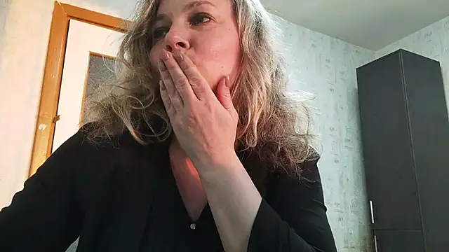 Snapshot of EdithManning chatting on 05.11.26 EdithManning online show from 05.11.26