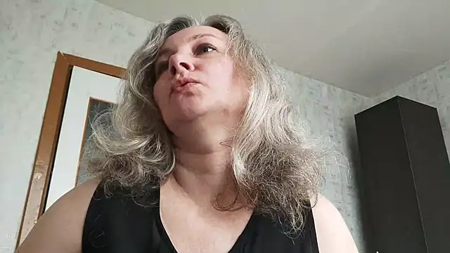 Snapshot of EdithManning chatting on 05.12.26 EdithManning online show from 05.12.26