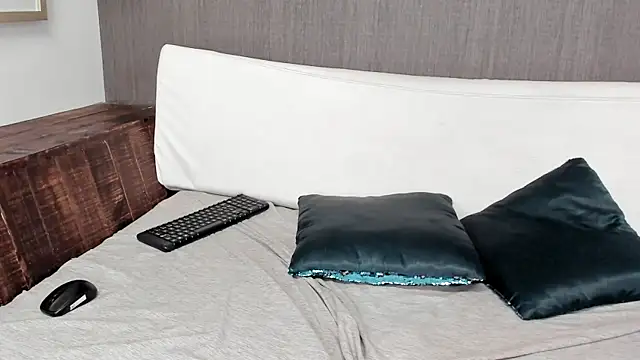 Snapshot of DRACARYSS_ chatting on 12.23.24 DRACARYSS online show from 12.23.24