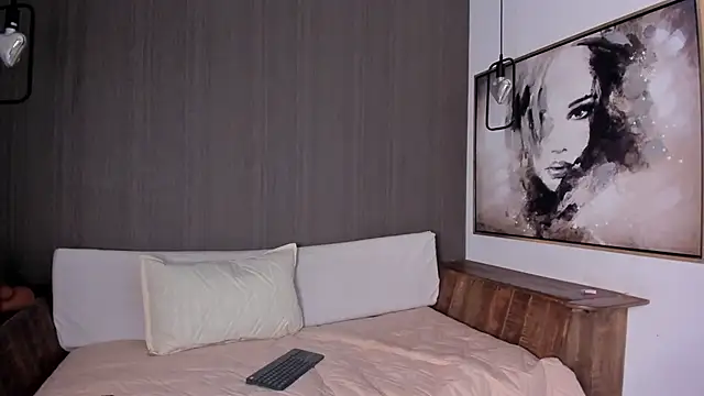 Snapshot of DRACARYSS_ chatting on 02.14.25 DRACARYSS online show from 02.14.25