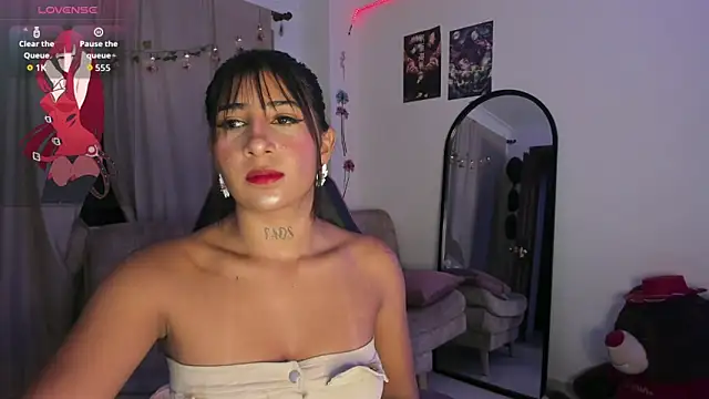 Snapshot of DRACARYSS_ chatting on 10.24.25 DRACARYSS online show from 10.24.25