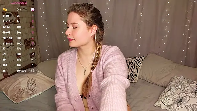 Snapshot of sophie__lee chatting on 10.13.25 sophie lee online show from 10.13.25