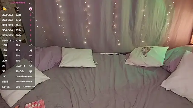 Snapshot of sophie__lee chatting on 12.21.25 sophie lee online show from 12.21.25