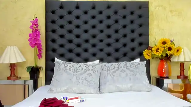 Snapshot of NahomiWhitel chatting on 10.22.25 NahomiWhitel online show from 10.22.25