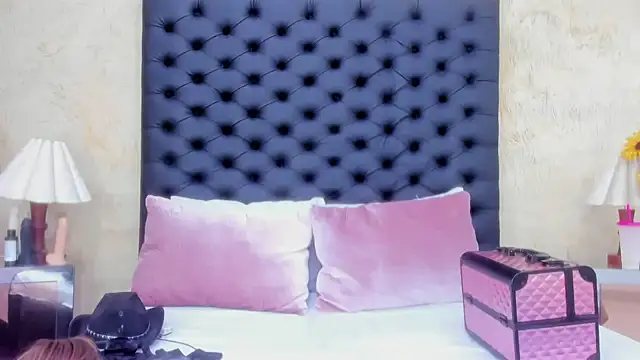 Snapshot of NahomiWhitel chatting on 11.20.25 NahomiWhitel online show from 11.20.25