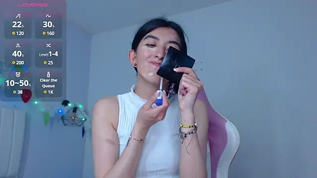 Snapshot of Thalia-megg chatting on 12.22.24 Thalia-megg online show from 12.22.24