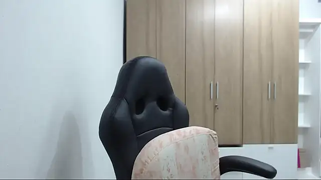 RoxanaLove9 online show from 11.18.25