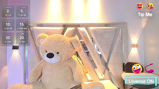 Snapshot of Annie9_ chatting on 10.31.25 Annie9 online show from 10.31.25