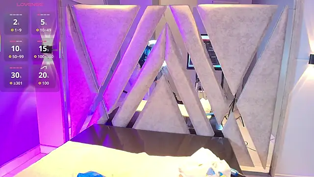 Snapshot of Annie9_ chatting on 11.17.25 Annie9 online show from 11.17.25