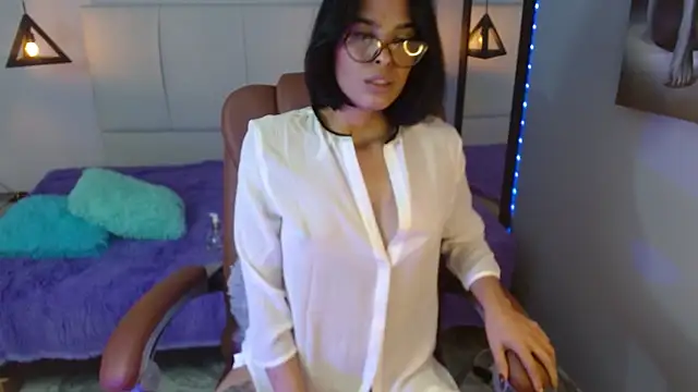 Snapshot of AlessiaVal_ chatting on 02.13.25 AlessiaVal online show from 02.13.25