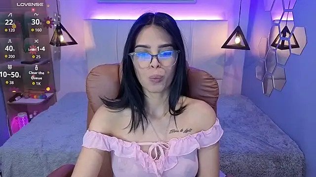 Snapshot of AlessiaVal_ chatting on 10.13.25 AlessiaVal online show from 10.13.25