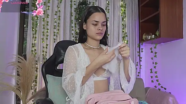 HannaRhodes online show from 11.29.25