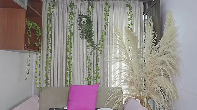 HannaRhodes online show from 04.08.26