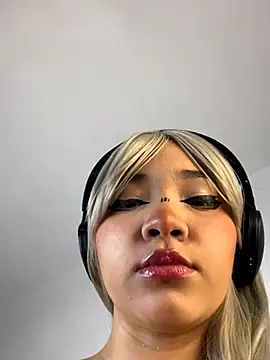 Snapshot of MadelineBenet chatting on 11.28.25 MadelineBenet online show from 11.28.25