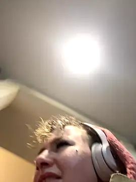 Snapshot of sluttysmiley chatting on 12.14.25 sluttysmiley online show from 12.14.25