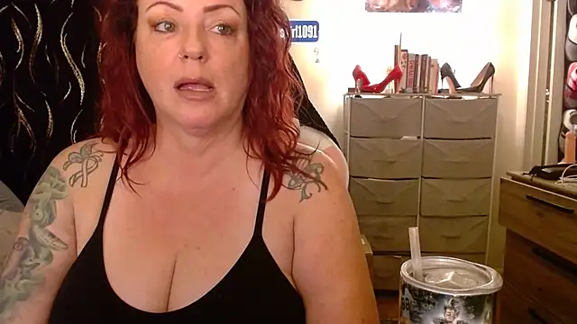 Snapshot of Nikkimastersgirl1091 chatting on 10.28.25 Nikkimastersgirl1091 online show from 10.28.25