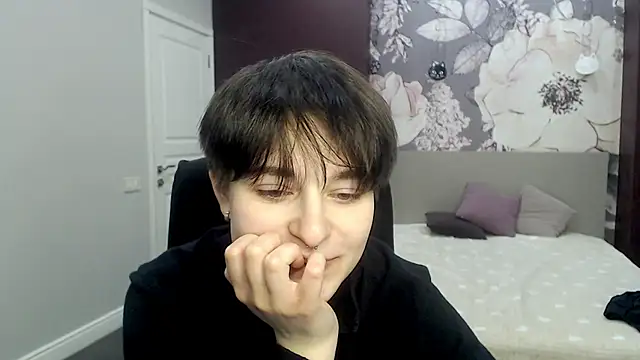 EmiliaYours online show from 02.11.25