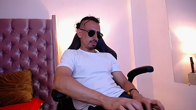 Snapshot of Sr_Magnus_ chatting on 10.06.25 Sr Magnus online show from 10.06.25