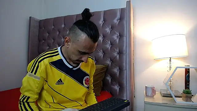 Snapshot of Sr_Magnus_ chatting on 10.07.25 Sr Magnus online show from 10.07.25