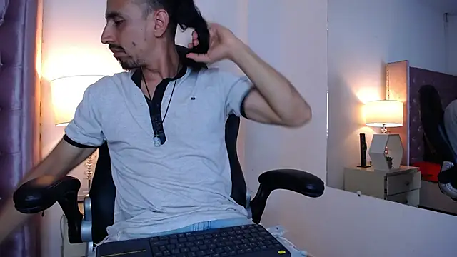 Snapshot of Sr_Magnus_ chatting on 10.21.25 Sr Magnus online show from 10.21.25