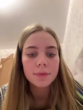 Snapshot of SIlviaBeyt chatting on 10.18.25 SIlviaBeyt online show from 10.18.25