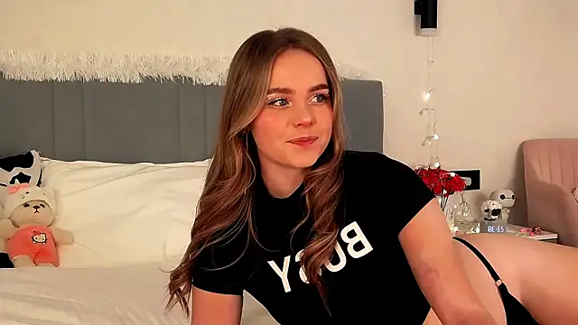 Snapshot of SIlviaBeyt chatting on 10.29.25 SIlviaBeyt online show from 10.29.25