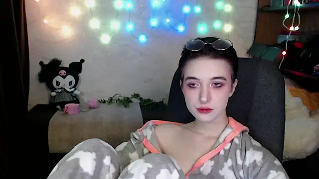 Snapshot of MilanaThorn chatting on 02.19.25 MilanaThorn online show from 02.19.25
