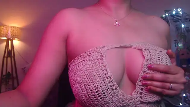 Snapshot of Zonayesha chatting on 10.28.25 Zonayesha online show from 10.28.25