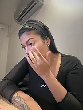 Snapshot of jennifer_oliveira chatting on 12.18.25 jennifer oliveira online show from 12.18.25