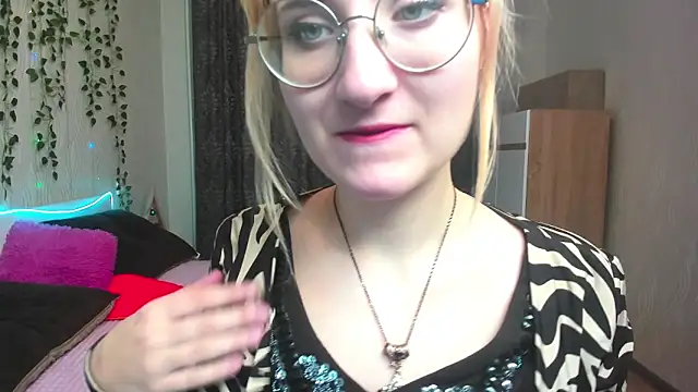 Miss Elsa  online show from 12.23.24