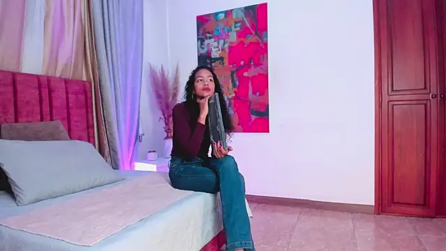 AntonellaHall  online show from 12.07.24