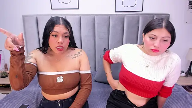 Snapshot of Emmy-Turnner chatting on 11.07.25 Emmy-Turnner online show from 11.07.25