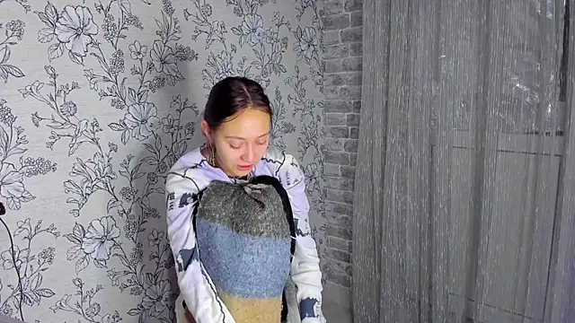 EllaSky xoxo online show from 11.17.25