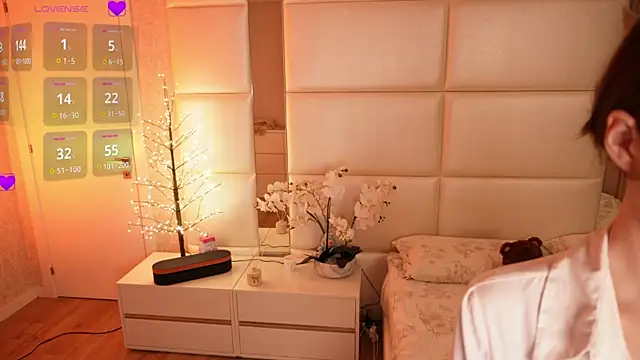 Lilly Colins online show from 04.13.26