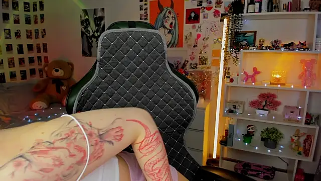 Snapshot of AkiraKatsu chatting on 01.18.26 AkiraKatsu online show from 01.18.26