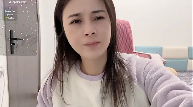 Snapshot of Qwi-V1 chatting on 12.23.24 Qwi-V1 online show from 12.23.24