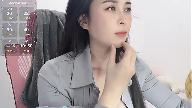 Snapshot of Qwi-V1 chatting on 01.22.25 Qwi-V1 online show from 01.22.25