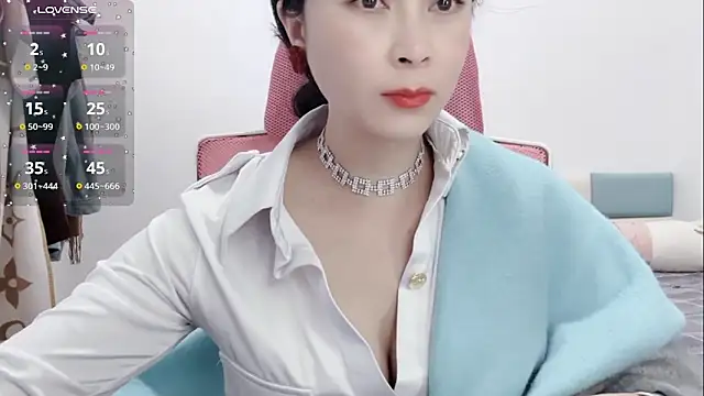 Snapshot of Qwi-V1 chatting on 02.06.25 Qwi-V1 online show from 02.06.25