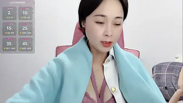 Snapshot of Qwi-V1 chatting on 02.08.25 Qwi-V1 online show from 02.08.25