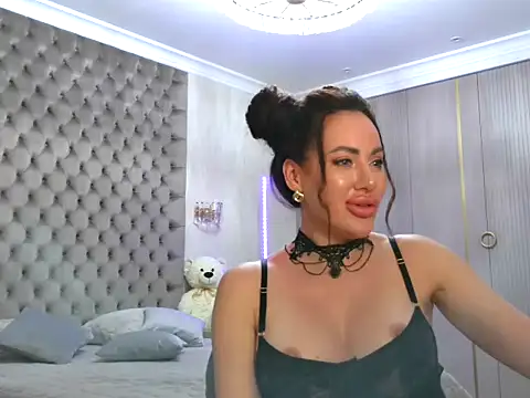 Snapshot of TianaPosh chatting on 03.15.25 TianaPosh online show from 03.15.25