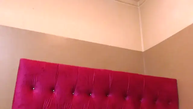 Snapshot of kittykhloe22 chatting on 02.15.25 kittykhloe22 online show from 02.15.25