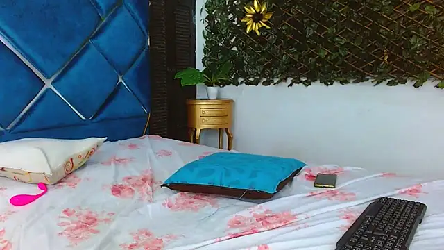 Snapshot of EstrellaRuizz chatting on 10.12.25 EstrellaRuizz online show from 10.12.25