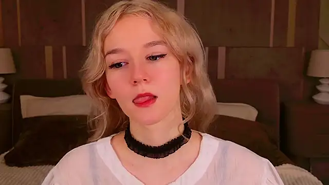 Snapshot of NaomiLoys chatting on 02.10.25 NaomiLoys online show from 02.10.25