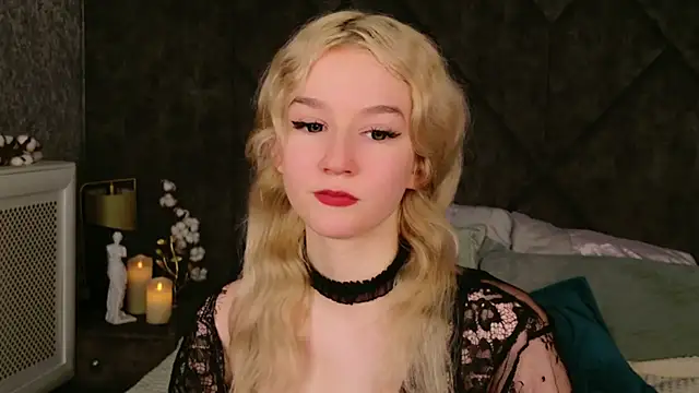 Snapshot of NaomiLoys chatting on 02.24.25 NaomiLoys online show from 02.24.25