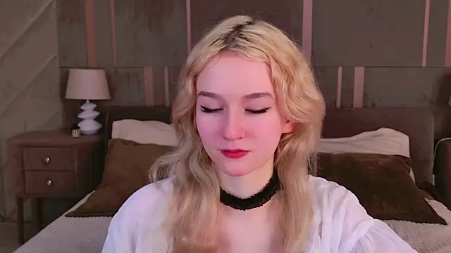 Snapshot of NaomiLoys chatting on 03.07.25 NaomiLoys online show from 03.07.25