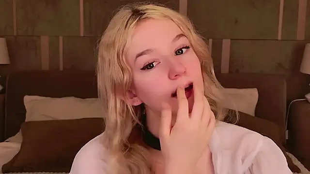 Snapshot of NaomiLoys chatting on 03.10.25 NaomiLoys online show from 03.10.25