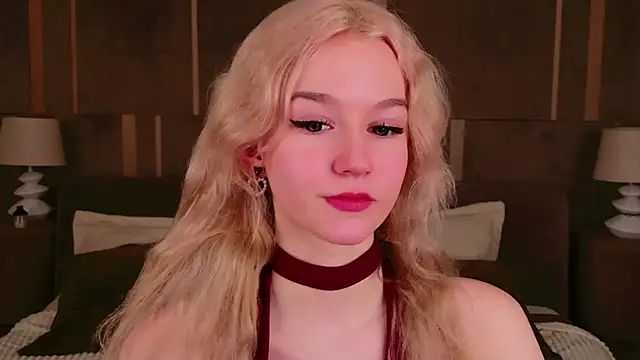 Snapshot of NaomiLoys chatting on 03.22.25 NaomiLoys online show from 03.22.25