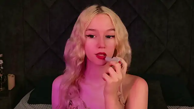 Snapshot of NaomiLoys chatting on 09.12.25 NaomiLoys online show from 09.12.25