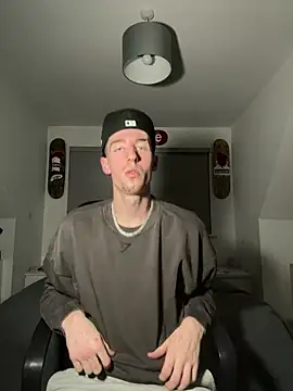 Snapshot of MikesWood21 chatting on 12.02.24 MikesWood21 online show from 12.02.24